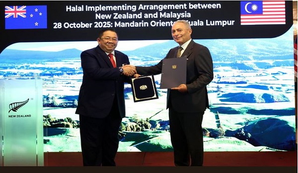 Ketua Pengarah JAKIM Datuk Dr Sirajuddin Suhaimee dan Pesuruhjaya Tinggi New Zealand ke Malaysia Mike Walsh ketika sesi pertukaran nota antara Malaysia dan New Zealand berkaitan HIA /BERNAMA